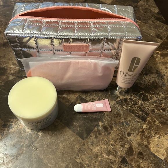 Clinique Bedtime Essentials - Picture 5 of 6